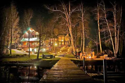 Image de Lakefront secluded mult-family retreat with game room and two cabins.