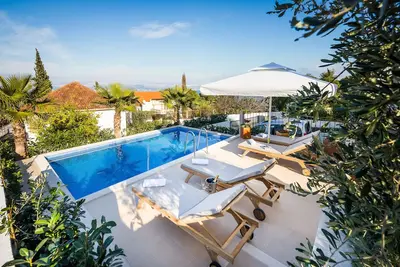 Image de Villa avec piscine privée, à 100m de la plage, vue mer, terrasses et jardins