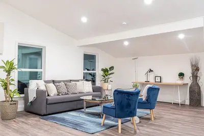 Image de Plano/Frisco • 3br Home • Sleeps 10 • Perfect for Groups & Business