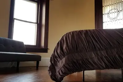 Image de Studio Apartment in Victorian Mansion.