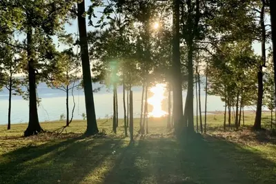 Image de Completely Updated Waterfront Escape with a Hot Tub Ready For Family and Friends