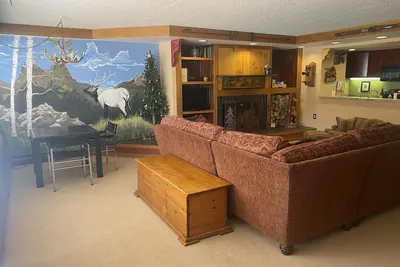 Image de Big 2bd/2ba 5 beds, free parking, close to ski lift, New to Vrbo, 4. 85 *rating