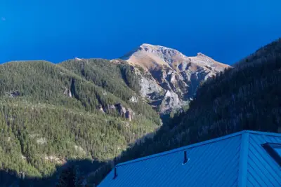 Ideally Located Condo w/Gas Fireplace, Free WiFi, Balcony, Washer/Dryer