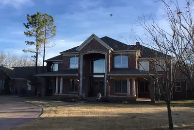 Image de Beautiful 10 acre wooded estate with 4 bedrooms, 4 1/2 baths & private pool.