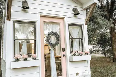 Image de Beautiful Farmhouse Tiny Home - Entire Home!