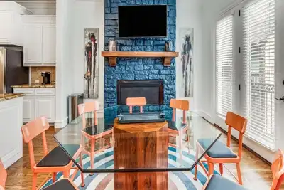 Image de Whimsical Legacy town home - Driem House