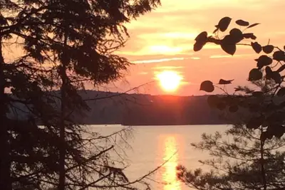 Image de Profitez de magnifiques couchers de soleil depuis le pont de cette famille bord d'un lac Accueil.
