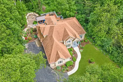 Image de Stunning custom built country home with the ultimate game room!