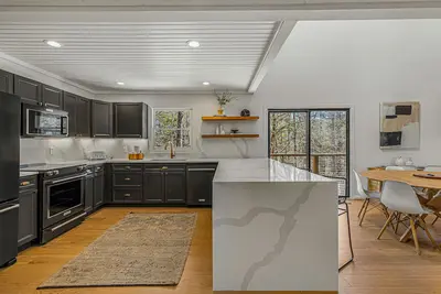 Image de Fully Renovated Modern Home, within 2 miles from downtown Highlands