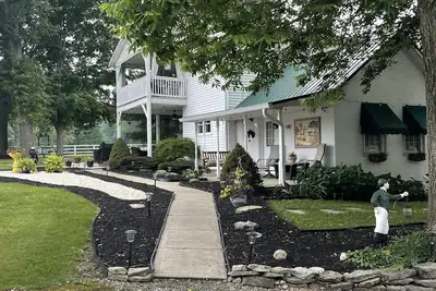 Image de Cozy efficiency One large room One Queen bed apartment with kitchenette no oven.