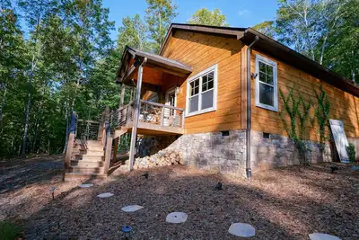 Image de Luxe Cabin Retreat HotTub • 20 min Blue Ridge• Vineyards•Games• Firepit• Pets