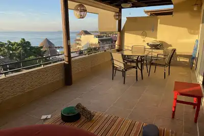 Image de Penthouse Retreat: Whale Watching, Wellness & World-Class Views