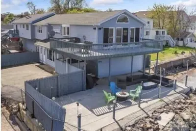 Image de 5 Bedroom Direct Waterfront Live. Work. Play Property