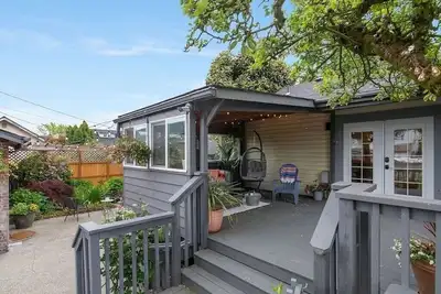 Image de Great 5 bd House in historic N Tacoma. Convenient location, Game room, parking,