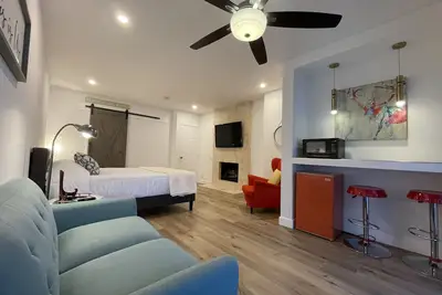 Image de New Gorgeous Studio with Private Entrance, Ensuite and Laundry