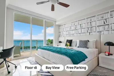 Remodeled, Corner Apart in Coconut Grove. Stunning Bay Views. Free Parking, Gym