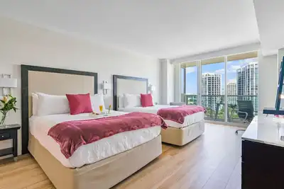 Image de New Gorgeous Two Queen Beds studio, Sleeps 4, Lateral Sea Views, Free Parking