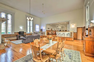 Image de Lisle Apt: Fireplace & Stained Glass Windows!