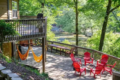 Image de Unique Cabin w/ Riverside View + Hot Tub + Apple Pie