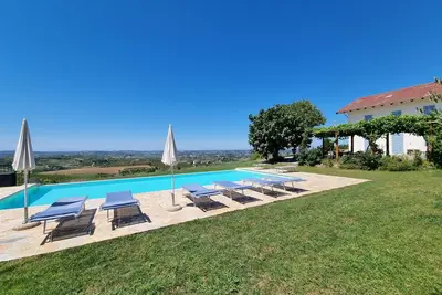 Image de Hilltop, stunning view and infinity pool!