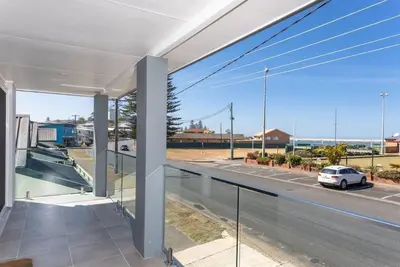 Image de Leave the big smoke behind & head up the coast for relaxed, warm, beach-side