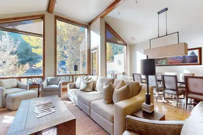 Image de Luxurious Property with Spectacular Bald Mountain Views