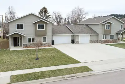 Image de Spacious Upscale Duplex Close to Downtown Spearfish, Large Garage Open Living