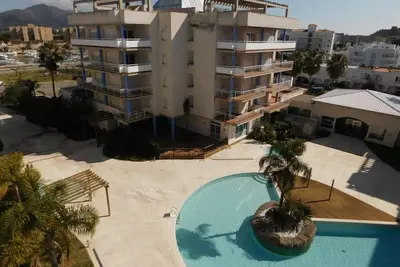 Image de Appartement touristique type duplex-penthouse avec piscine et parking dans un complexe résidentiel à Santa Margarita, Roses.