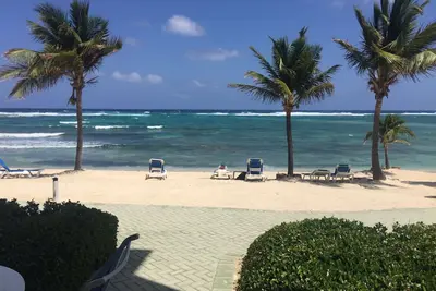 Image de Executive Villa  2 Master Suites both with Beach Views 10 Steps To The Beach