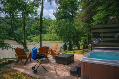 Image de Cozy Cabin on Lake front with Hot tub & firepit