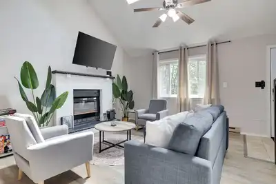 Image de Contemporary Escape ⭐️ Hot Tub ⭐️ Karaoke ⭐️ Gaming ⭐️ Fire Pit ⭐️ Lake Access