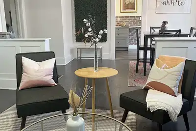 Image de Centrally Located Downtown Cottage - Sleeps 4