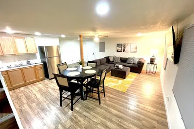 Comfortable 2-bed Condo, Southwestern Travel Hub