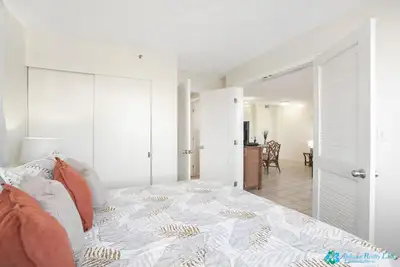 Image de Beautiful Mountain View Corner/End Unit 1Bed/1Bath at Waikiki Banyan #2513-T2