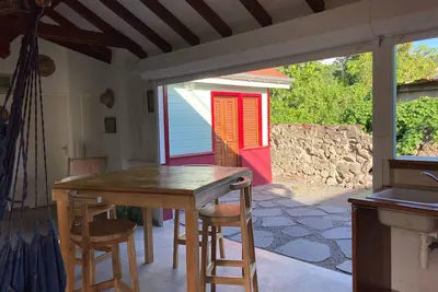 Image de Maison de ville typique au bord de la mer dans un bourg authentique de pêcheurs