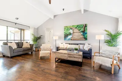 Image de Cheerful 4 bedroom home in a serene neighborhood