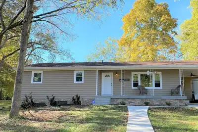 Image de Sunny home across from Lake Barkley, fenced yard patio w/grill convenient to Lbl