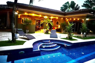 Image de Immaculate home with huge indoor and outdoor living areas, private pool.