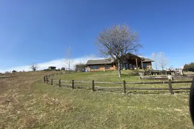 Image de Starview Ranch: 3 homes w/ 7 bdrms, pool, sauna, spa & gym on 50 beautiful acres