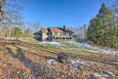 Image de Berkshires Apt w\/ Deck & Mtn Views!