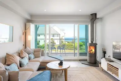 Image de Contemporary Townhouse with Sea Views & Parking
