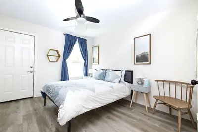 Image de Hestia:  Modern Duplex near Apple & The Domain