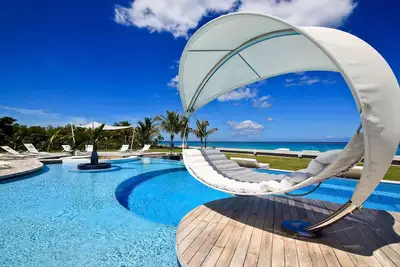 Image de C'est La Vie - Luxury beachfront villa