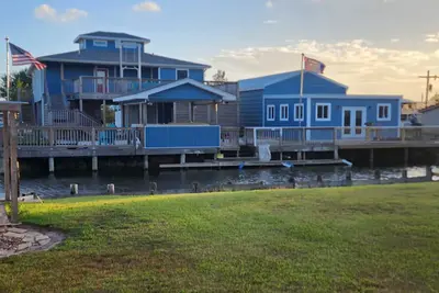 Image de Dock and boat launch stunning views from upper deck also has elevator