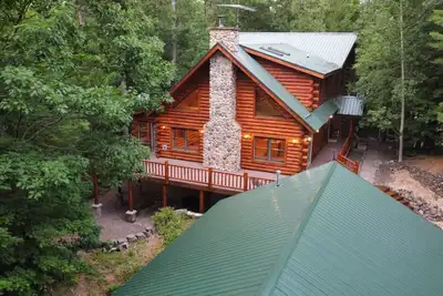 Image de Spacious 6bed/6bath Lakefront Cabin 5mins to Cable