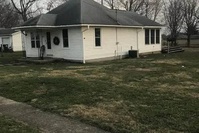 Image de Cozy little house in town with country view on backdeck.