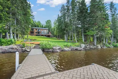 Image de Dodge Lodge - Newly renovated home right on Dodge Pond