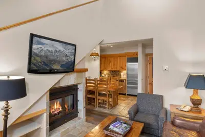 Image de Charming Mountain Village Lodge 2-bedroom, Heated Pool, Ski In/Out! !