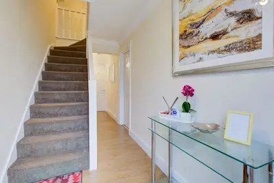 Image de Spacious house in a quite cul de sac with parking and great location.