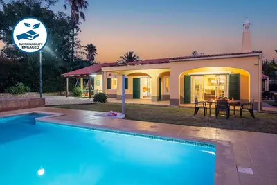 Getaway w/ heatable pool and jacuzzi in Albufeira